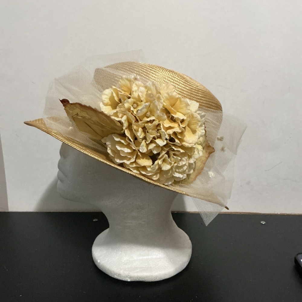 Plaza Suite by Betmar Beige Straw Hat with Tulle & Flowers – Vintage